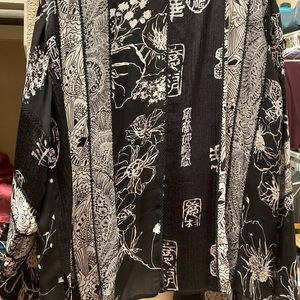 Chico’s beautiful kimono with silky feel and 3:4 sleeves.  Lovely stitch trim